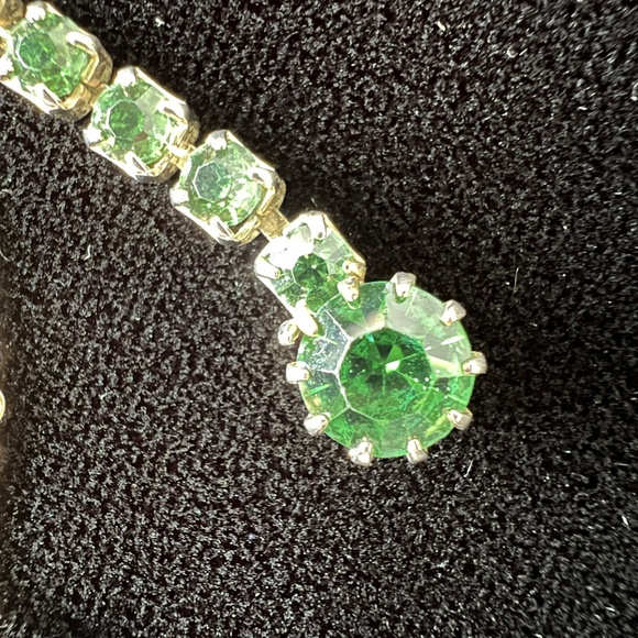 Vintage Weiss Emerald Green Rhinestone Necklace, Earrings & Brooch Set - Picture 5 of 15